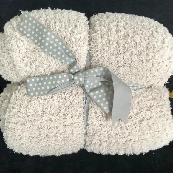 ❤️ CLOSET CLEAR OUT!! 🎉 Brand New! Cozy Cream/Gray Throw Blanket - Picture 1 of 3